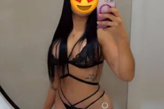 Latina joven y coqueta con lin... - Image 2