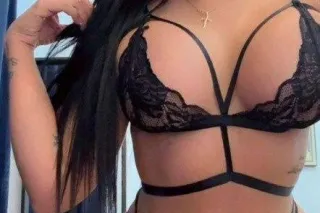 Latina joven y coqueta con lin... - Image 4